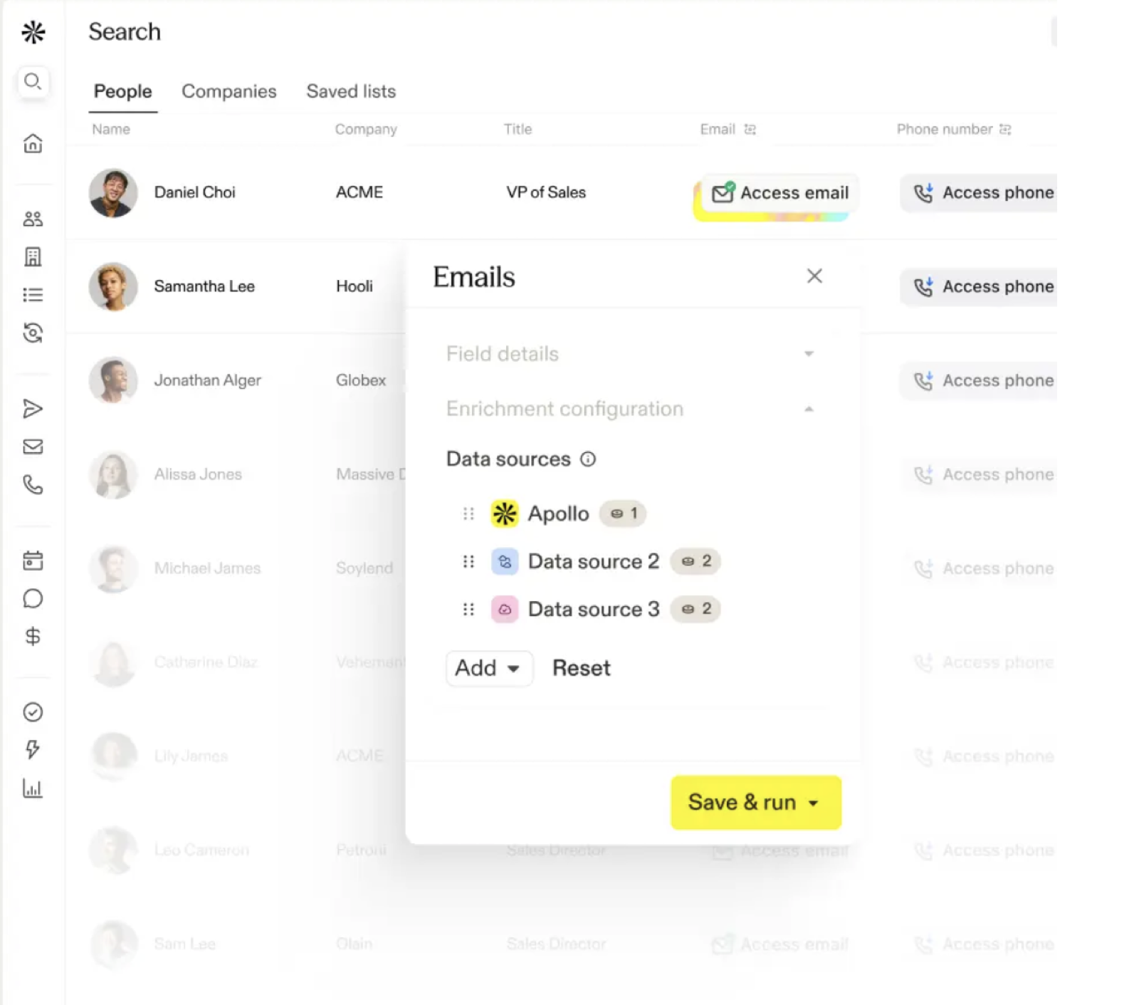 Apollo.io : recherche de personnes avec le panneau de configuration de l'enrichissement, où les sources de données sont ordonnées (Apollo d'abord, puis deux autres fournisseurs)